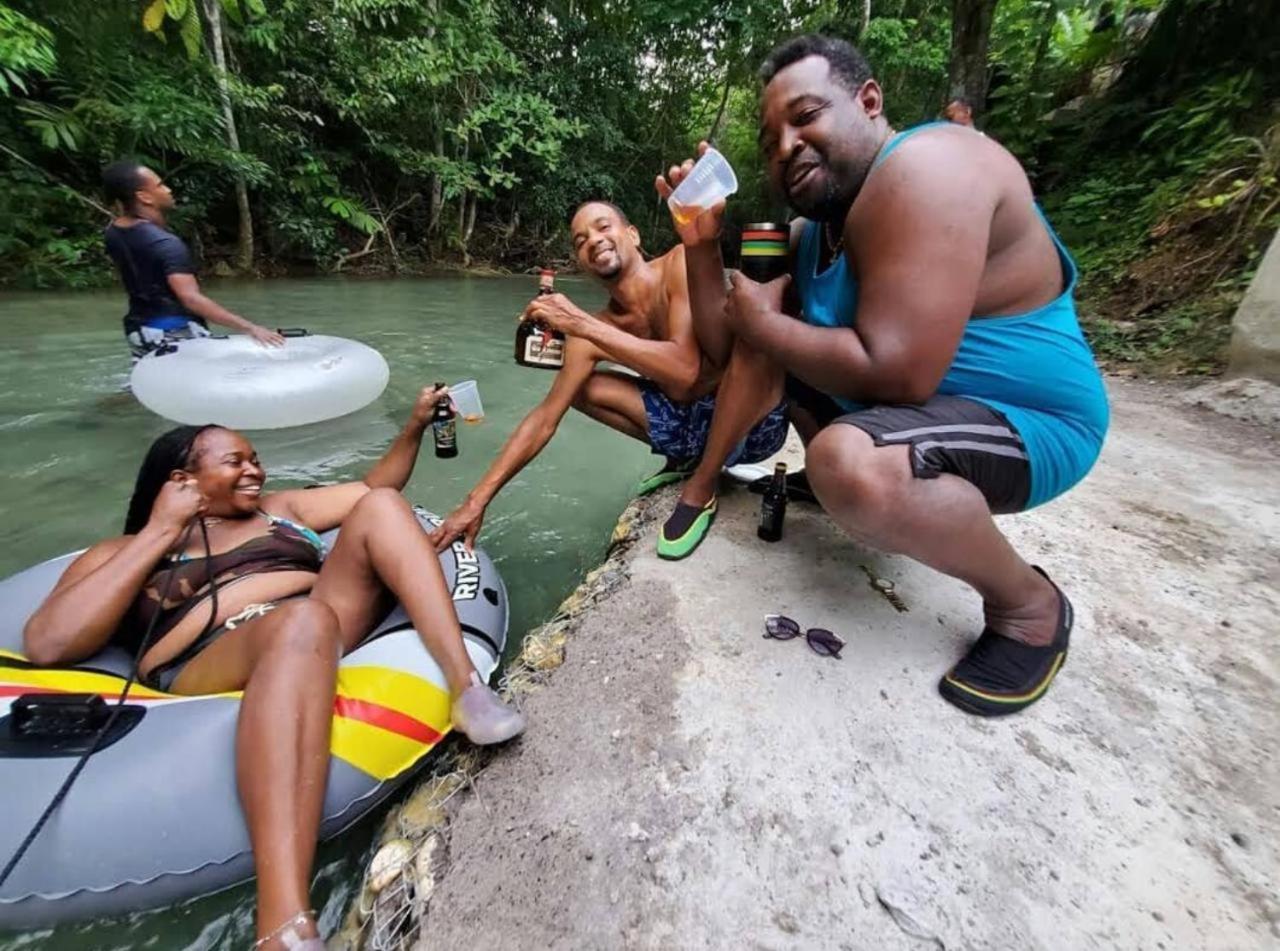 Idilio Escape Apartment Ocho Rios Bagian luar foto